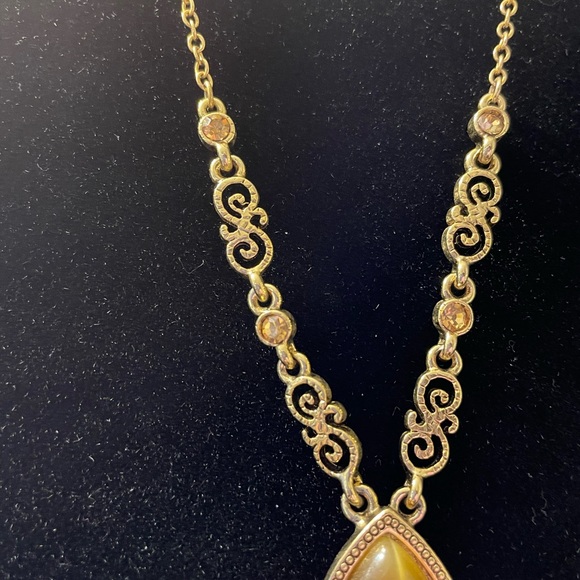 16 inch gold chain with tigers eye oval pendant. Scroll design and rhinestone - Picture 4 of 8